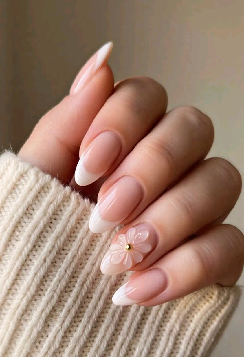 Manicure francés natural con flor en relieve
