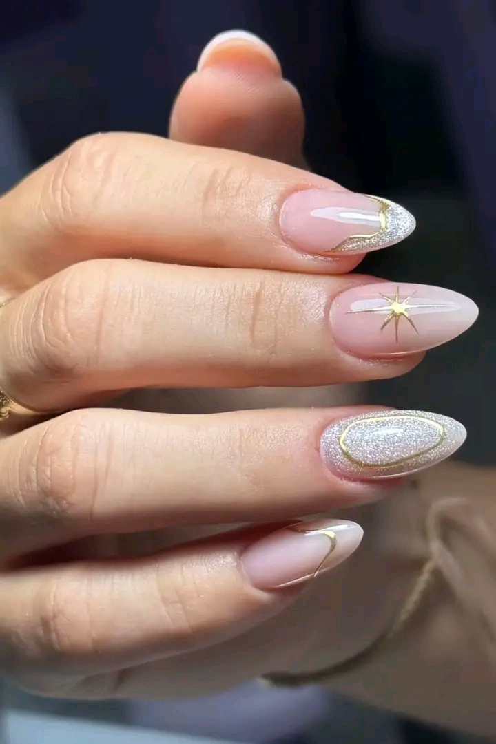 Diseño elegante de uñas nude con detalles dorados