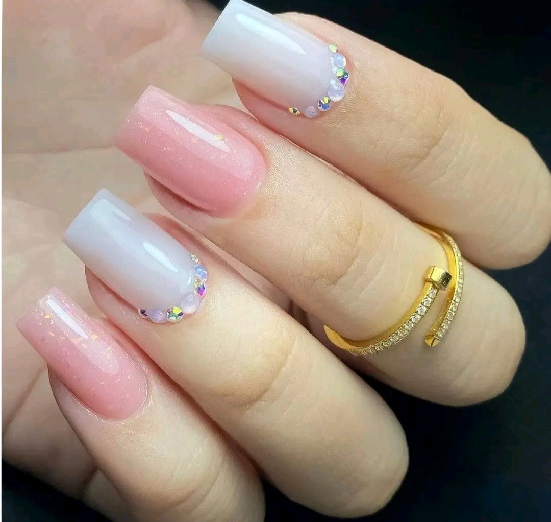 Uñas rosadas y blancas con piedras brillantes