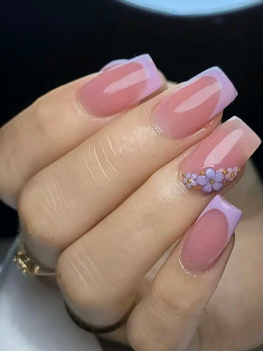Uñas rosadas con flores lilas