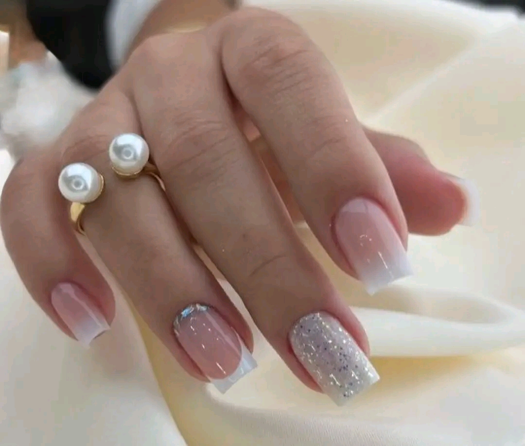 Manicure francés con brillo plateado
